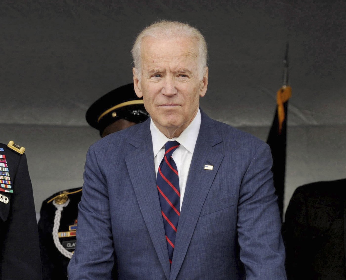 Nejistota kolem Bidenovy kandidatury sílí, tlačí na něj další a další demokraté