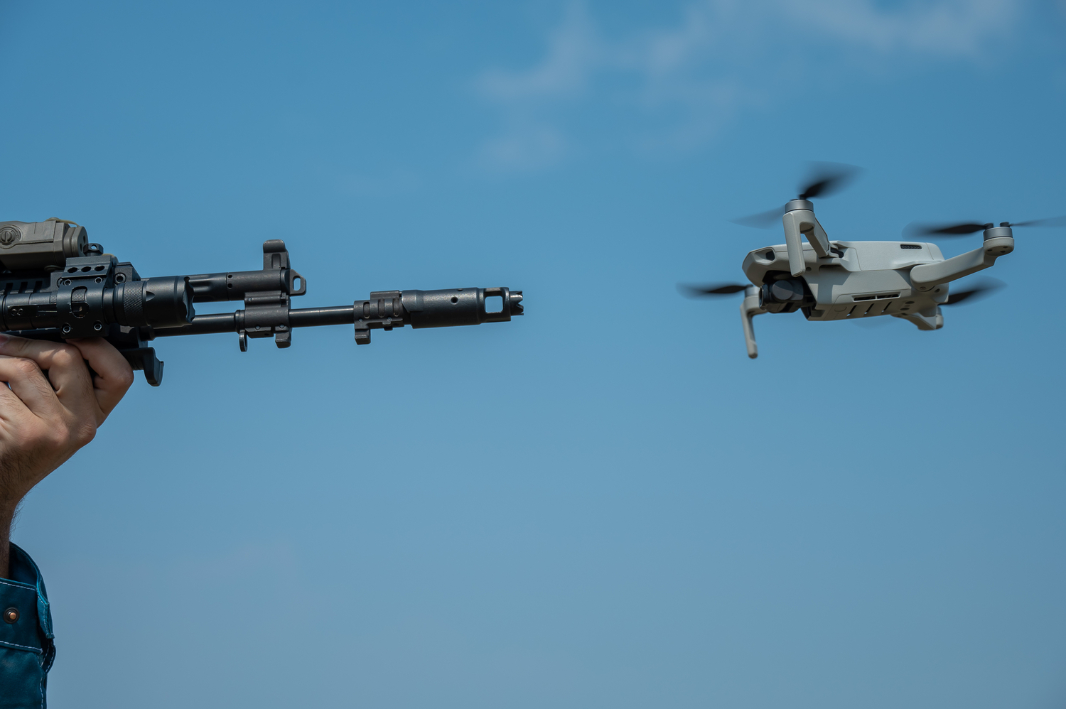 Rusko uvedlo, že sestřelilo 75 dronů z Ukrajiny, jeden zasáhl ropnou rafinerii Rusko uvedlo, že sestřelilo 75 dronů z Ukrajiny, jeden zasáhl ropnou rafinerii