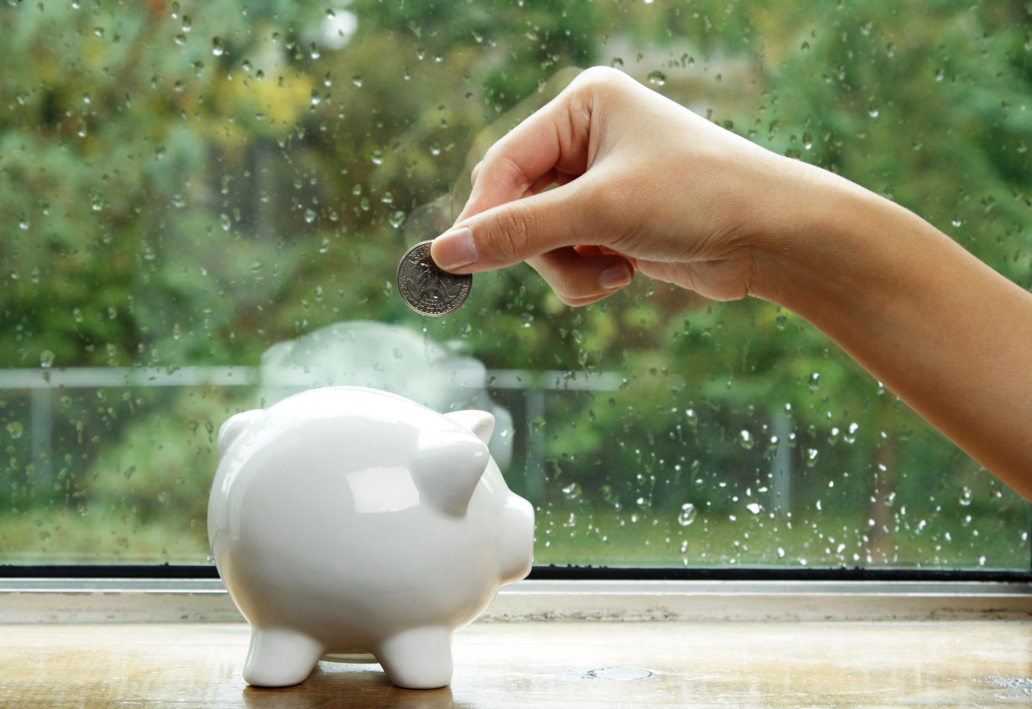 Průzkum: Pravidelně spořit zvládá v ČR 55 procent lidí, více než před rokem