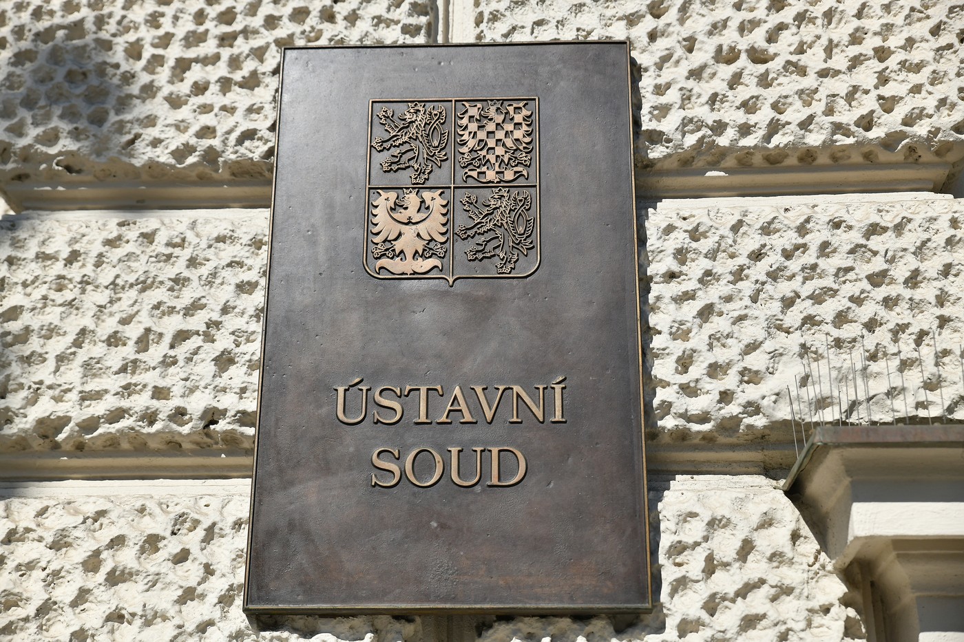 ÚS potvrdil pokutu pro novináře za porušení zákazu manipulace s trhem ÚS potvrdil pokutu pro novináře za porušení zákazu manipulace s trhem