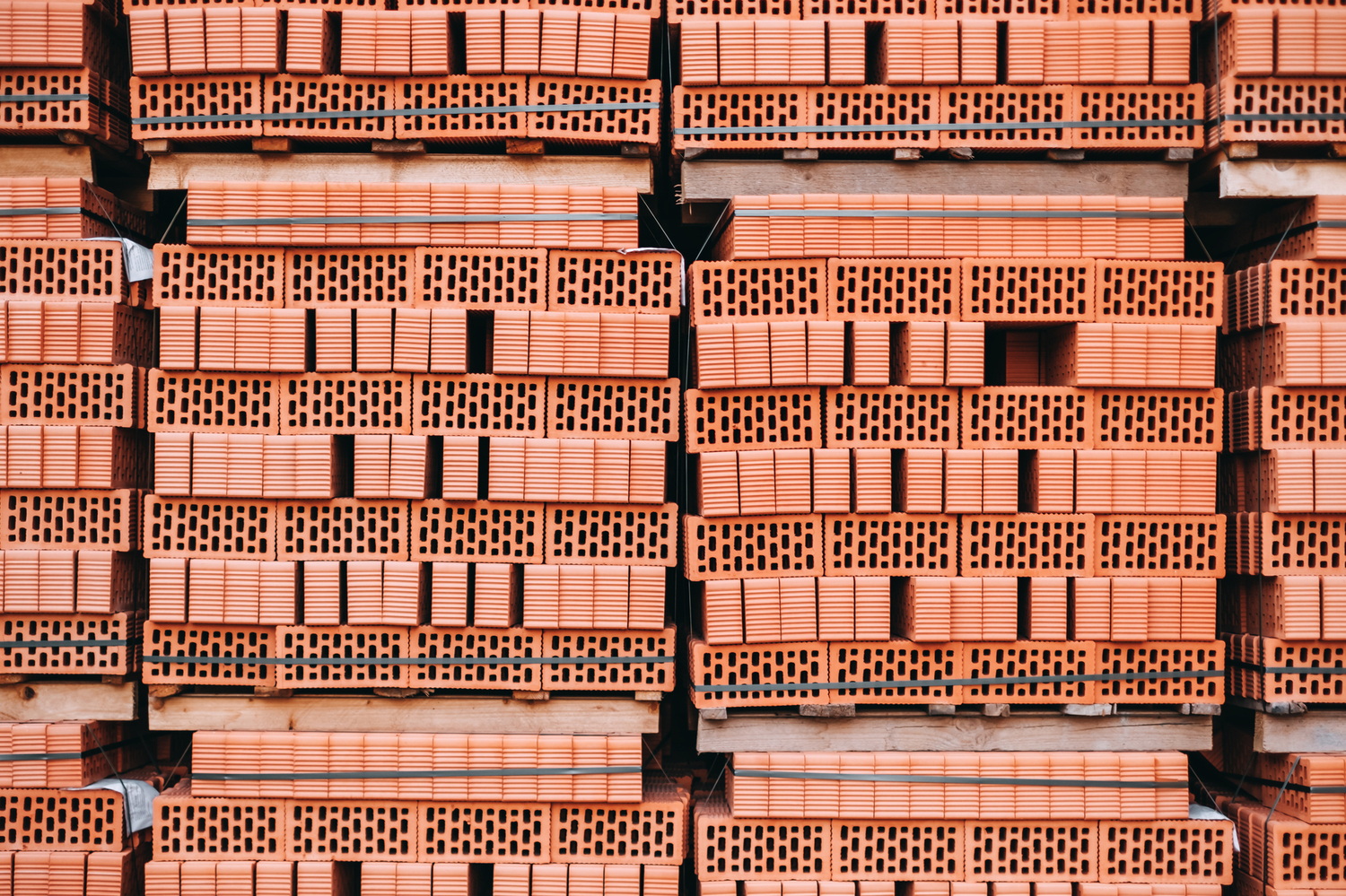 Výrobci cihel a tašek Wienerbergeru loni klesl zisk o miliardu na 326 milionů Kč