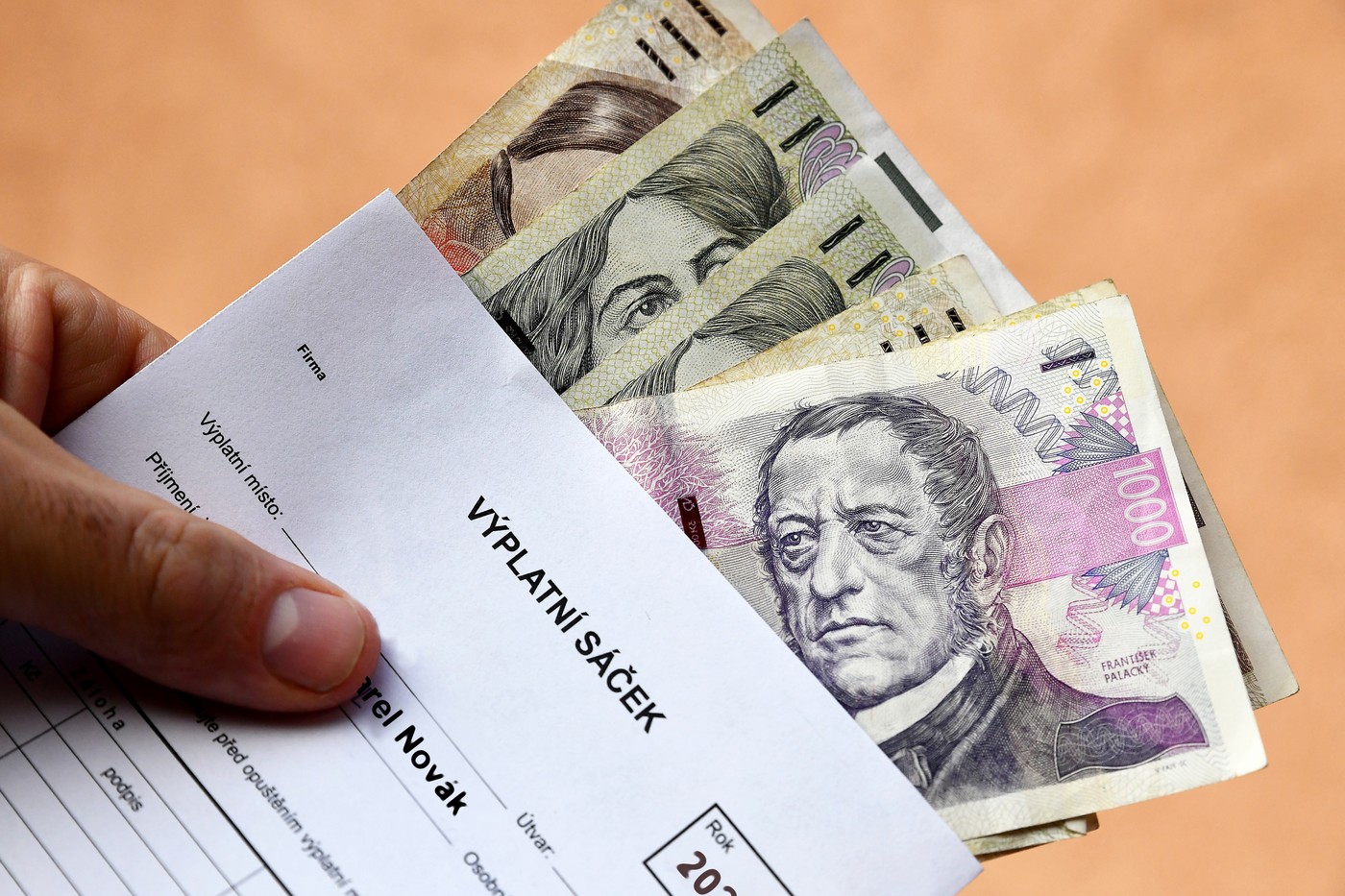 Senát bude dnes schvalovat novelu zákoníku práce o pravidelném zvyšování minimální mzdy