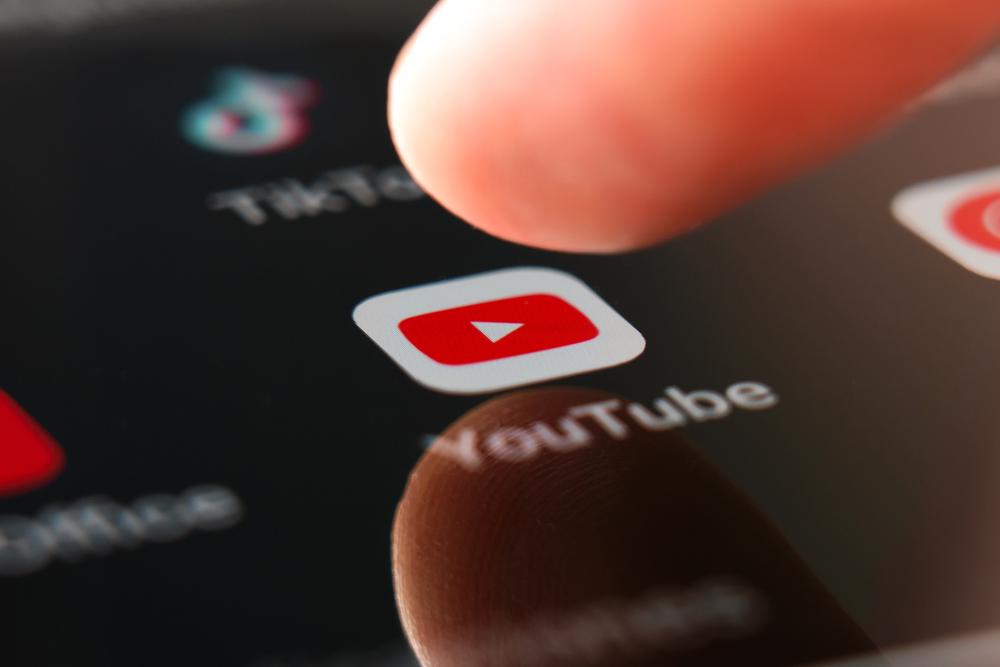 Ruské úřady schválně zpomalují server YouTube v Rusku, připustil poslanec Alexandr Chinštejn