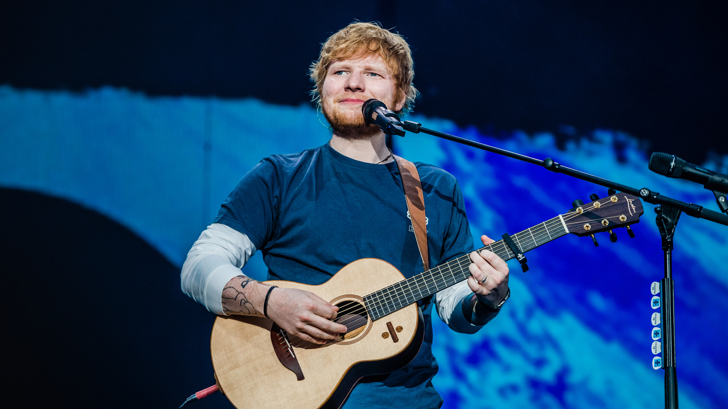 Na hradecké letiště, kde vystoupí Ed Sheeran, proudí davy, doprava je plynulá Na hradecké letiště, kde vystoupí Ed Sheeran, proudí davy, doprava je plynulá