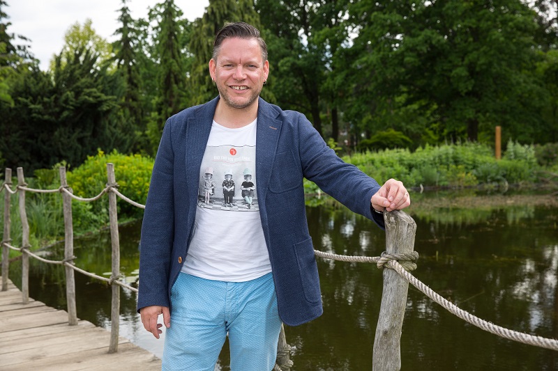 "Život je krátkej, tak pojď žít," nabádá zpěvák Matěj Ruppert k pití Hanácké vodky. Spotů natočil víc, ale nebyly bez problémů. Zákon o regulaci reklamy totiž říká, že reklama na alkoholické nápoje nesmí vytvářet dojem, že spotřeba alkoholu přispívá ke společenskému nebo sexuálnímu úspěchu. Jenže scénář spotu, který se objevil v televizi, naopak vybízel k tomu, jak se dá s vodkou užít noční život. Státní úřad to řešil skoro rok. "Život je krátkej, tak pojď žít," nabádá zpěvák Matěj Ruppert k pití Hanácké vodky. Spotů natočil víc, ale nebyly bez problémů. Zákon o regulaci reklamy totiž říká, že reklama na alkoholické nápoje nesmí vytvářet dojem, že spotřeba alkoholu přispívá ke společenskému nebo sexuálnímu úspěchu. Jenže scénář spotu, který se objevil v televizi, naopak vybízel k tomu, jak se dá s vodkou užít noční život. Státní úřad to řešil skoro rok.