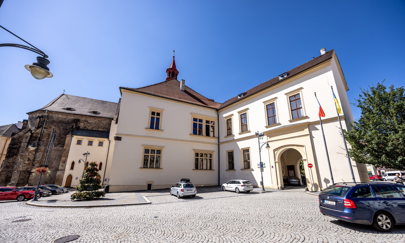 Policie kvůli možné manipulaci s tendry zadržela i primátora Chomutova