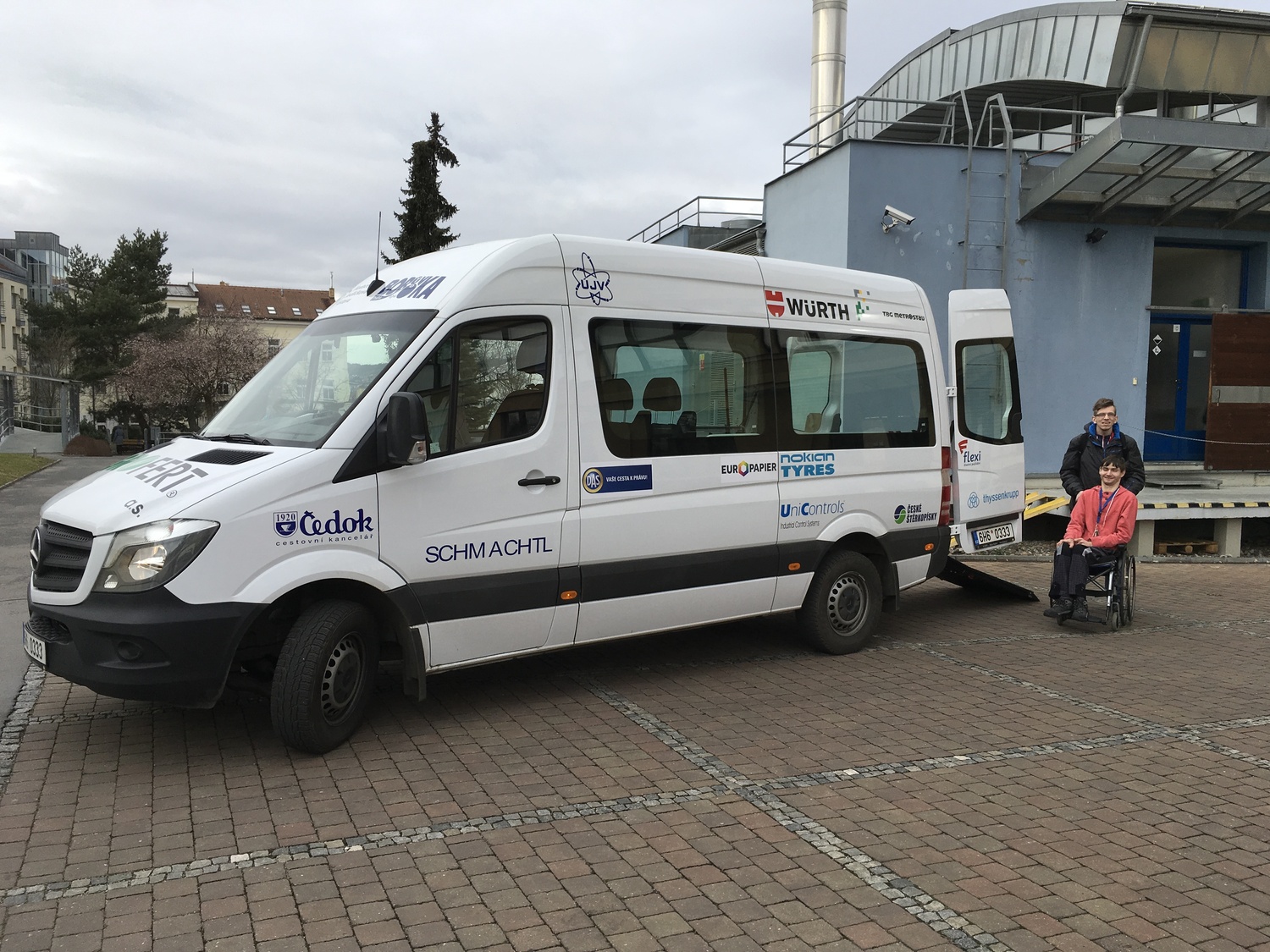 Bezbariérová doprava je pro lidi s tělesným postižením nezastupitelná. Teď ale hrozí, že zanikne Bezbariérová doprava je pro lidi s tělesným postižením nezastupitelná. Teď ale hrozí, že zanikne