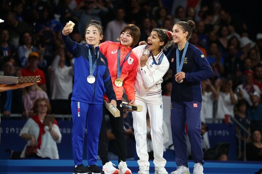 Paříž 2024: Medailisté se poprvé v historii dělí o své vítězné úsměvy s fanoušky v rámci tzv. Victory Selfie, pořízené pomocí Galaxy Z Flip6 Olympic Edition