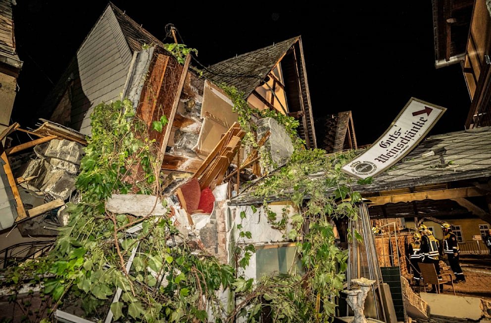 V Německu se zřítil hotel, dva lidé zahynuli, všichni přeživší byli vyproštěni V Německu se zřítil hotel, dva lidé zahynuli, všichni přeživší byli vyproštěni