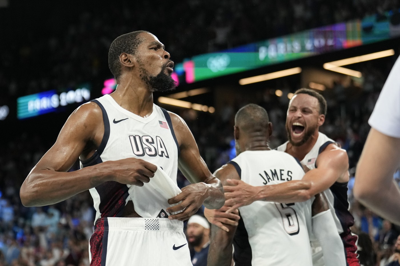 Američtí basketbalisté postoupili po obratu do finále OH, narazí na Francii