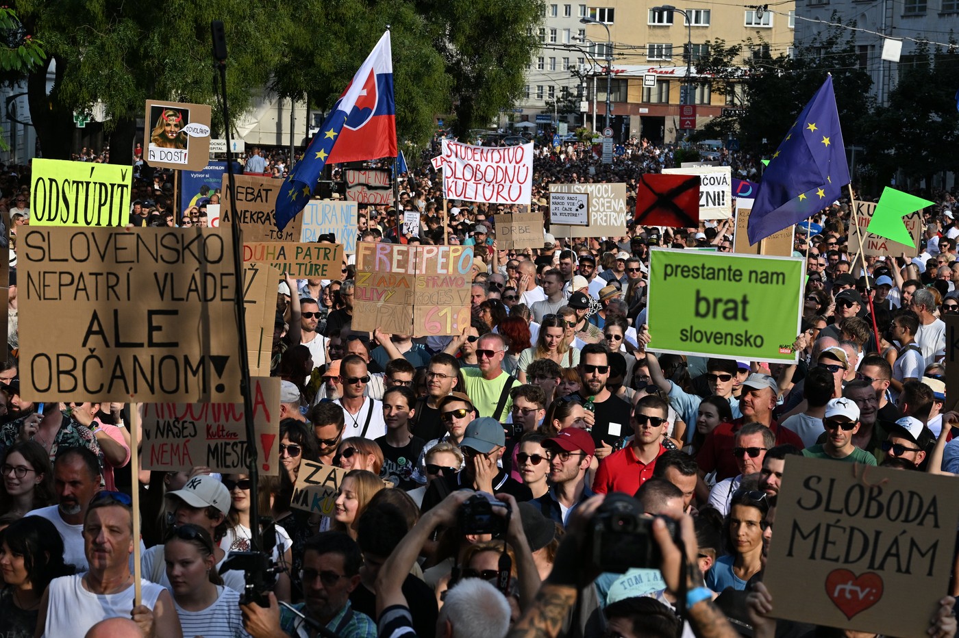 Na 18.000 lidí přišlo podle organizátorů na protivládní protest v Bratislavě Na 18.000 lidí přišlo podle organizátorů na protivládní protest v Bratislavě