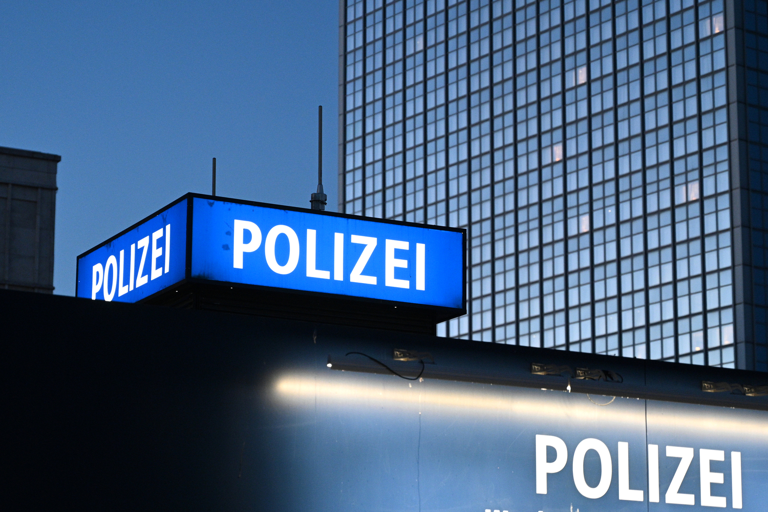 Policie stále pátrá po muži, jenž v pátek večer v Solingenu nožem zabil tři lidi