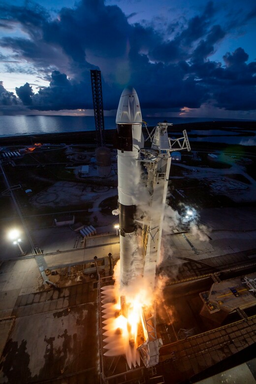 SpaceX opět odložila start lodi Crew Dragon, tentokrát kvůli počasí