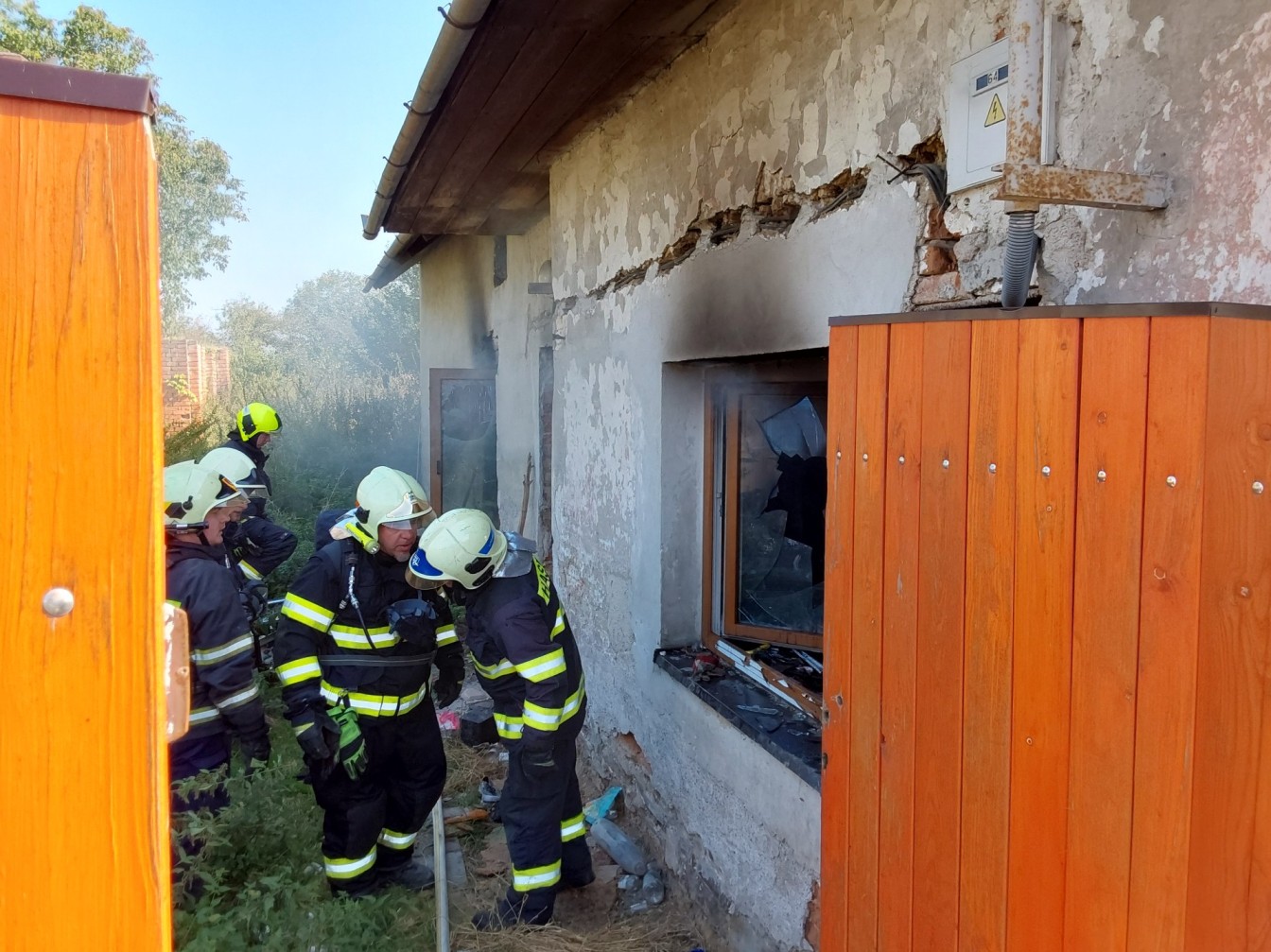 Hasiči likvidovali požár domu na Olomoucku, muž utrpěl popáleniny
