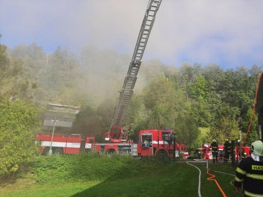 Hoří střecha plaveckého stadionu v Č. Krumlově, odhad škody je 10 mil. Kč