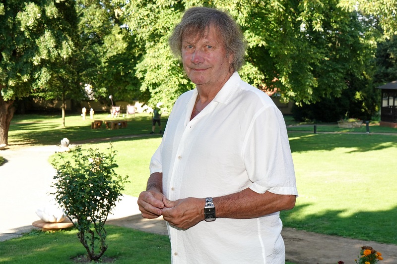 Ačkoli ho proslavil hit Holky z naší školky, začíná mít mnohem blíž k domovu seniorů. Zpěvák Stanislav Hložek 16. září oslaví kulaté sedmdesáté narozeniny a neobejde se to bez večírku! Přesně v tento den plánuje totiž koncert v pražské Lucerně, kde zazní průřez celou jeho hudební kariérou.