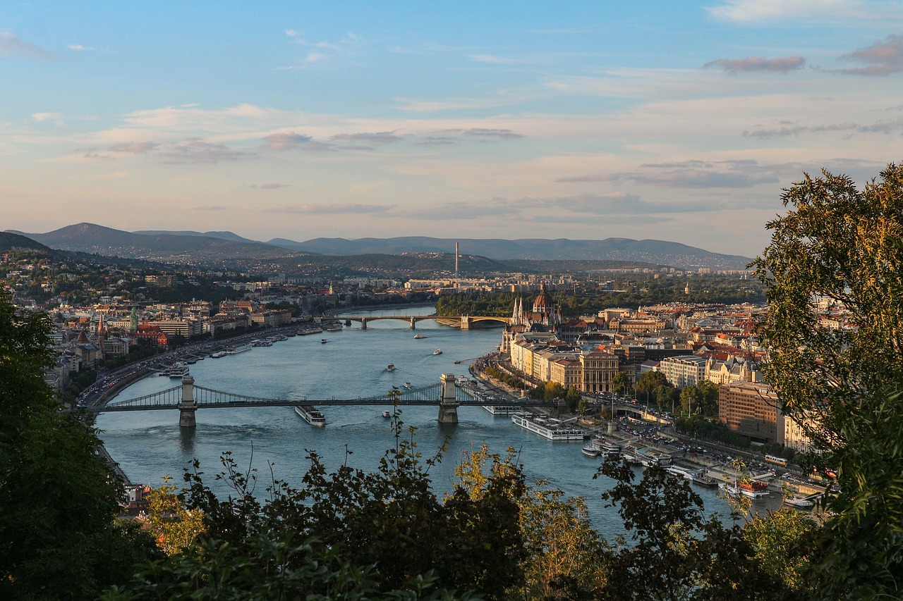 Dunaj v Budapešti stoupl nejvýše od roku 2013, voda se dostala k parlamentu