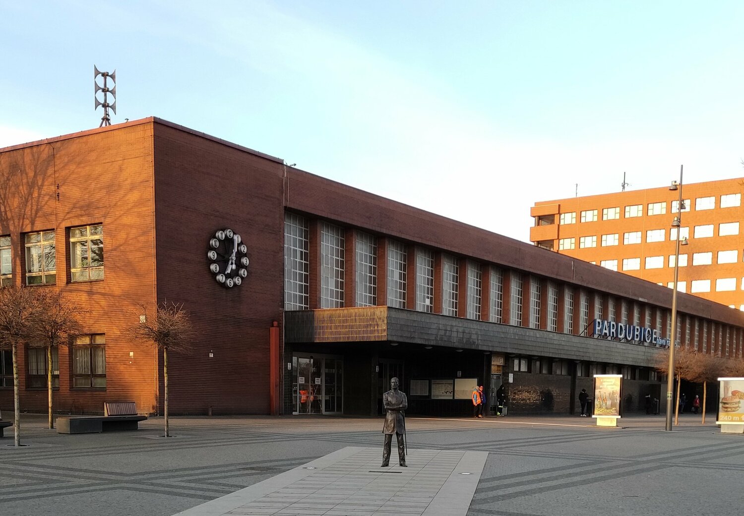 Pardubický obvod požaduje tři miliony za pokácení jasanu u nádraží 