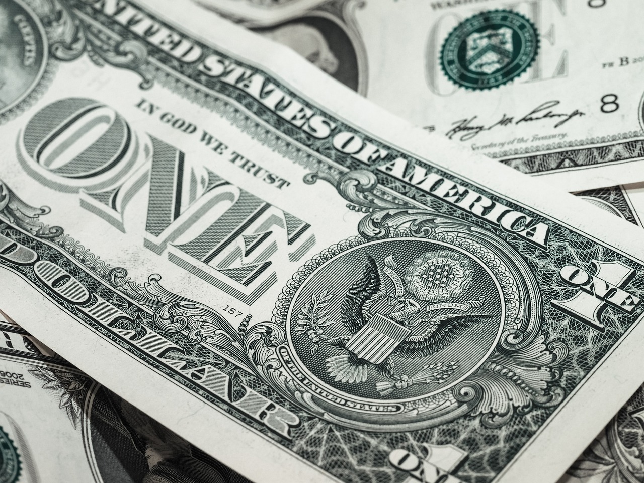 Dolar spadl vůči euru na 14měsíční minimum, slábne čínský jüan
