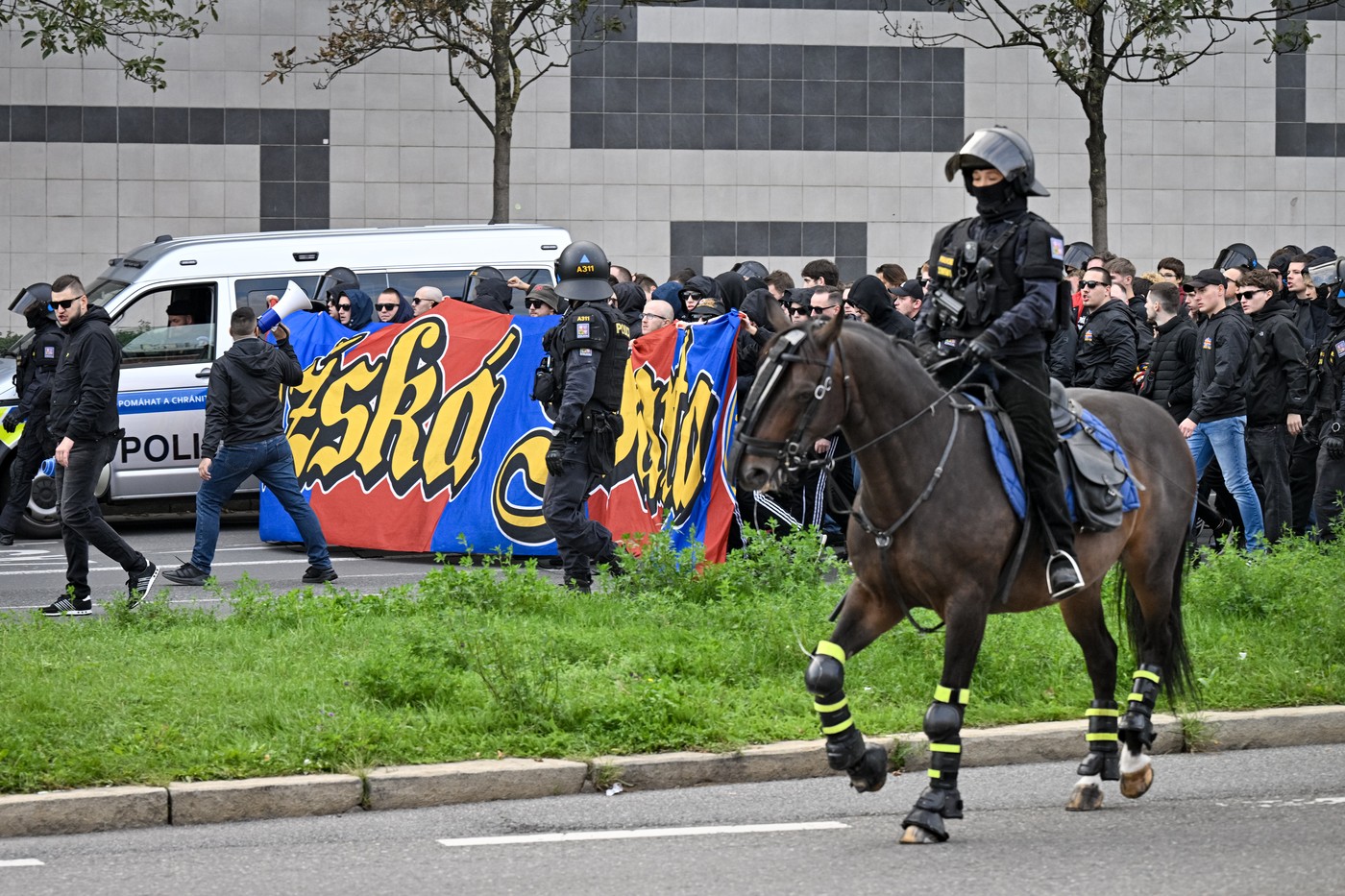 Stovky fanoušků Sparty pochodovaly na Eden, konflikt nenastal