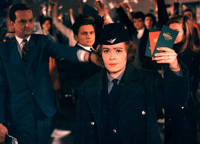 Československý muzikál Dáma na kolejích patří dodnes mezi naše filmové klenoty. Byl uveden dva roky po Starcích na chmelu, kteří oslovovali zejména mladší publikum. Dáma na kolejích se zaměřila více na generaci střední, zejména pak ženy.