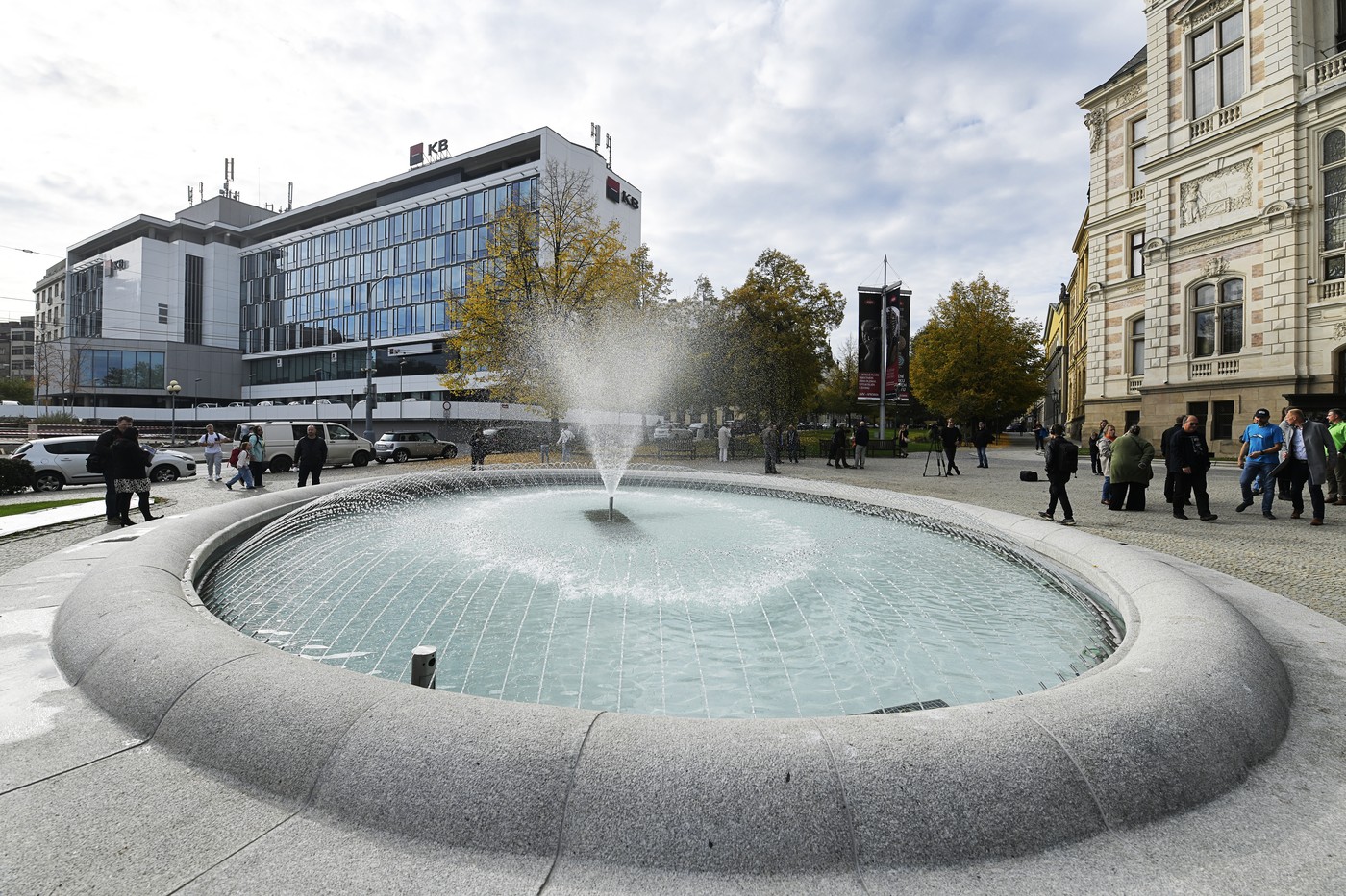 Plzeň za 8,7 milionu korun opravila před muzeem největší kašnu v sadovém okruhu