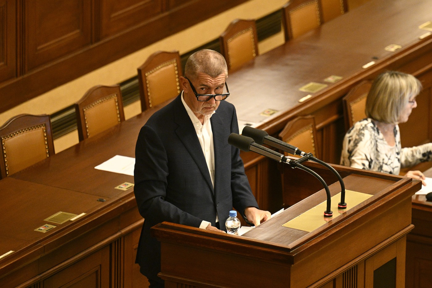 Vláda je odtržená od běžného života, řekl Babiš k návrhu na růst platů politiků