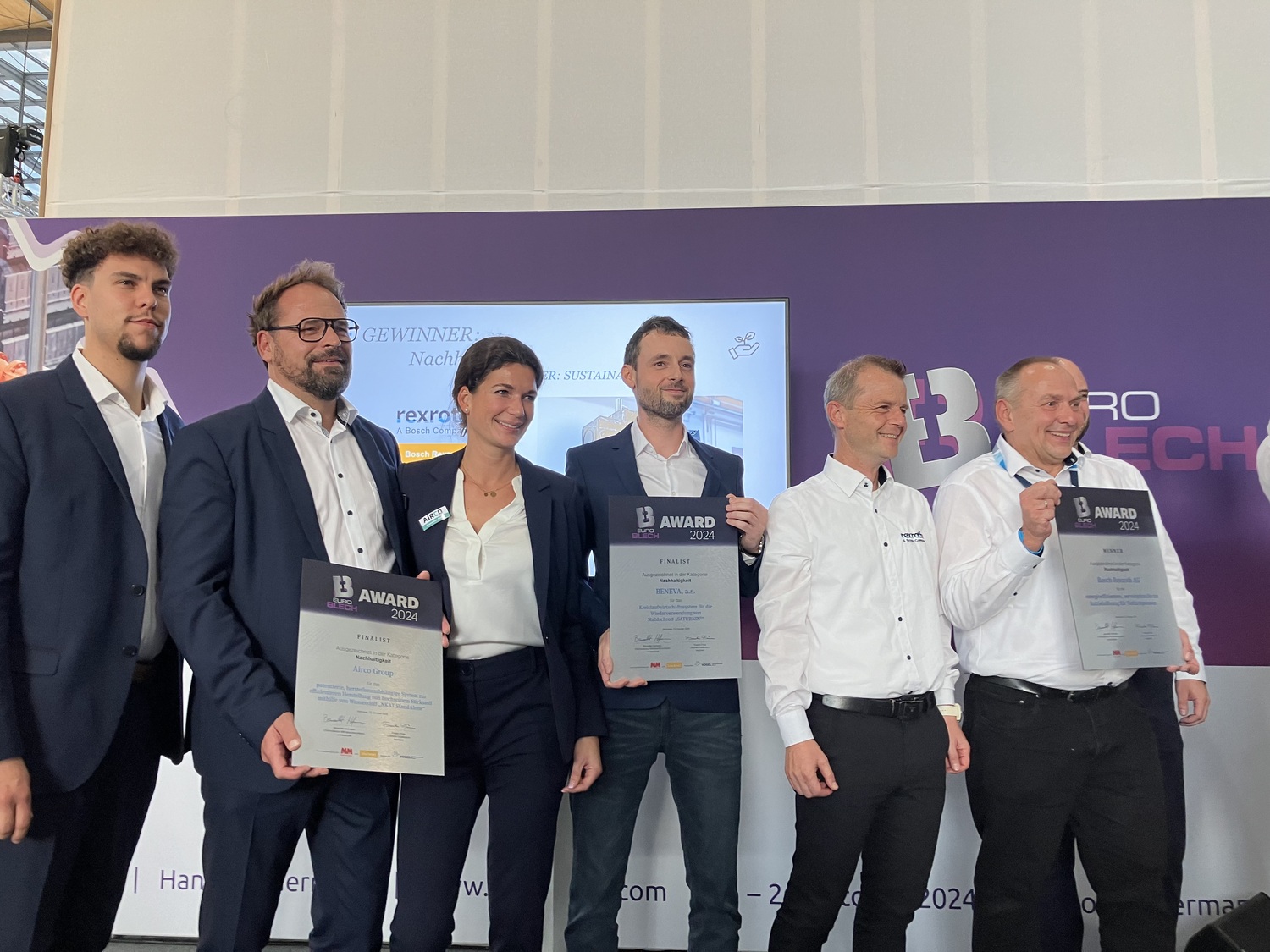 Předávání ocenění EuroBlech Awards v kategorii udržitelnosti. Cenu přebírá Jakub Šrot, CEO společnosti Beneva (čtvrtý zleva).