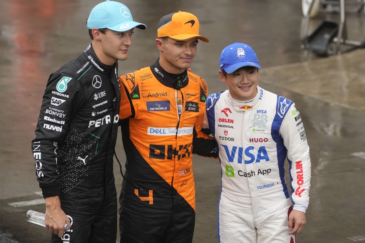 Deštivou a pětkrát přerušenou kvalifikaci F1 v Brazílii vyhrál Norris
