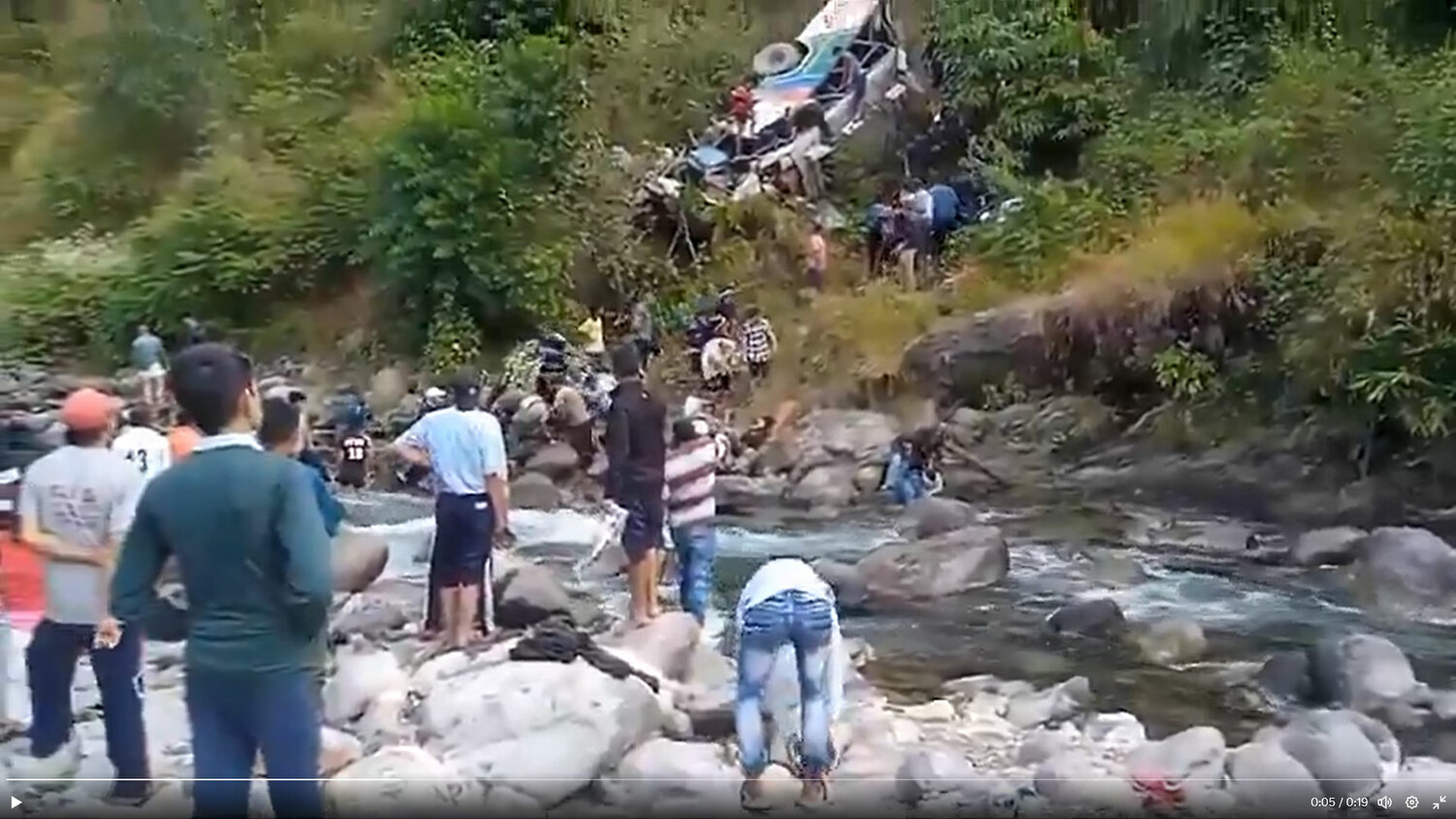 Tragická nehoda v Indii: Autobus sjel do rokle, zemřelo nejméně 36 lidí
