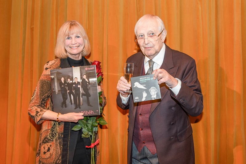 Jiří Suchý pokřtil nové dvojalbum. Nechyběla ani Jitka Molavcová. 