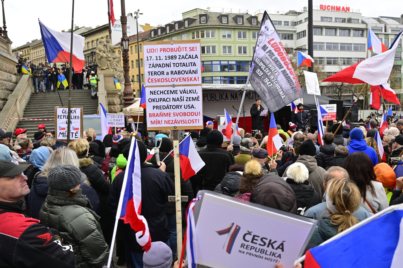Policie pochod protestujících proti vládě odklonila od zaplněné Národní třídy