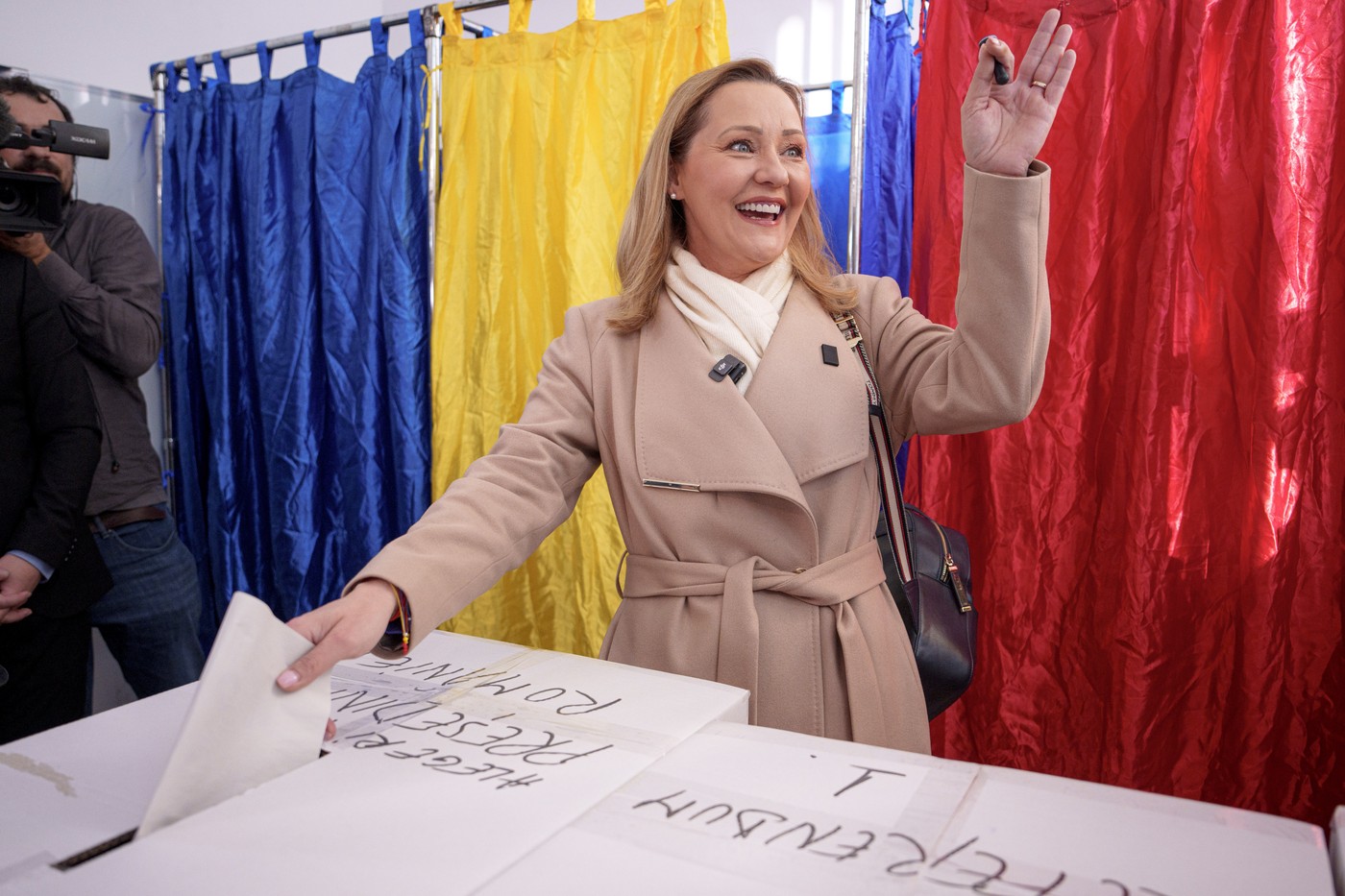 Rumuni volí nového prezidenta, rozhodne asi druhé kolo v prosinci