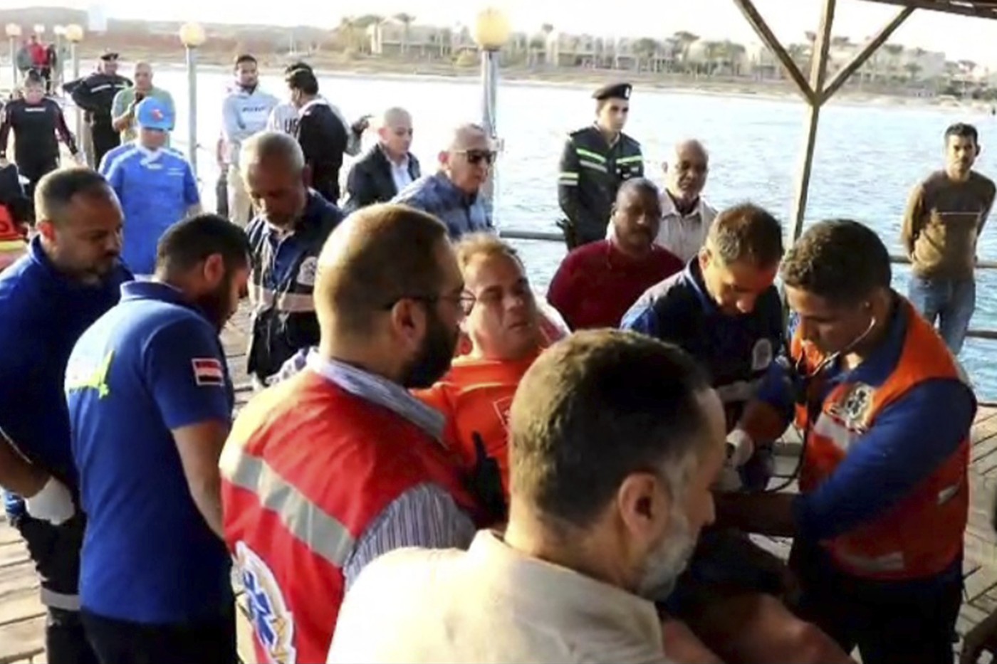 Záchranáři nalezli tři přeživší a čtyři mrtvé po potopení výletní lodi v Egyptě