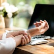 Syndrom karpálního tunelu nejčastěji postihuje osoby, které při práci vykonávají opakující se pohyby.