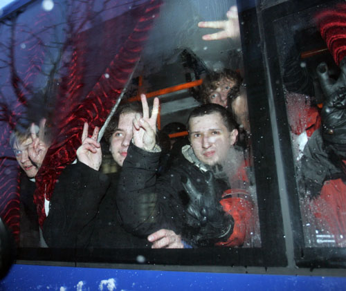 Milice odváží demonstranty do vězení.