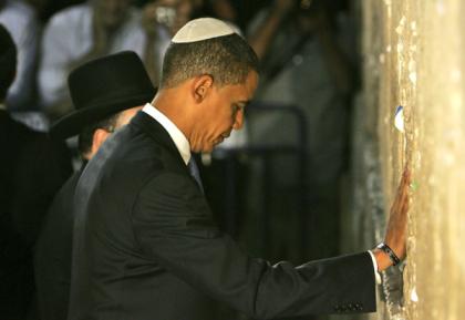 Obama u Zdi nářků během své prezidentské kampaně. Obama u Zdi nářků během své prezidentské kampaně.