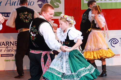 Čeští folklórní tanečníci z Texaského Westu.