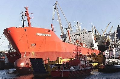 Tanker Friendship Gas v opravárenské doku v Řecku.
