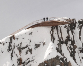 Vyhlídka z cortenového plechu se nachází ve výšce 3200 m. n. m.