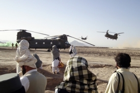 Vrtuln&iacute;ky Chinook v Afgh&aacute;nist&aacute;nu. Stejn&yacute; typ byl zasažen&yacute; stroj.