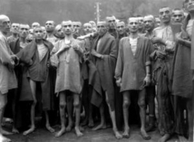 Oběti Doktora Smrt v koncentráku Ebensee (1945).
