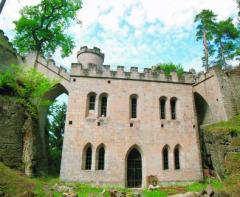 Na pískovcových skalách. Nejstarší hrad v Českém ráji, založený kolem roku 1260, se rozkládá na třech skalních věžích.