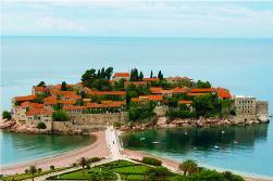 Sveti Stefan. V 15. století na poloostrůvku vznikla rybářská vesnice, dnes je Sv. Štěpán luxusním ubytovacím zařízením.