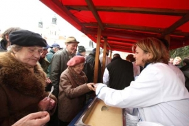 Radmila Bémová letos rozdávala rybí polévku místo manžela.