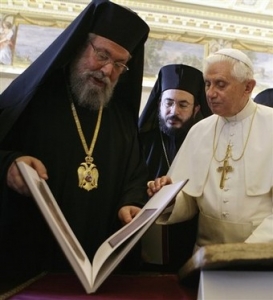 Arcibiskup kyperské církve Chrysostomos II. s Benediktem XVI.