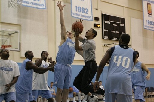 Obama si během kampaně čas na basketbal najde. Obama si během kampaně čas na basketbal najde.