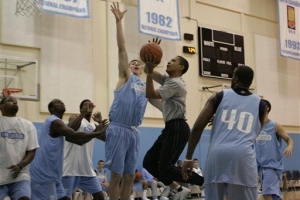Obama si během kampaně čas na basketbal najde.
