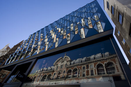 Nový kabát pro dům na Oxford Street navrhl ateliér Future Systems. Nový kabát pro dům na Oxford Street navrhl ateliér Future Systems.