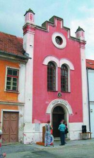 Expozice v synagoze. Muzeum turistiky se nach&aacute;z&iacute; v prostor&aacute;ch b&yacute;val&eacute; synagogy.
